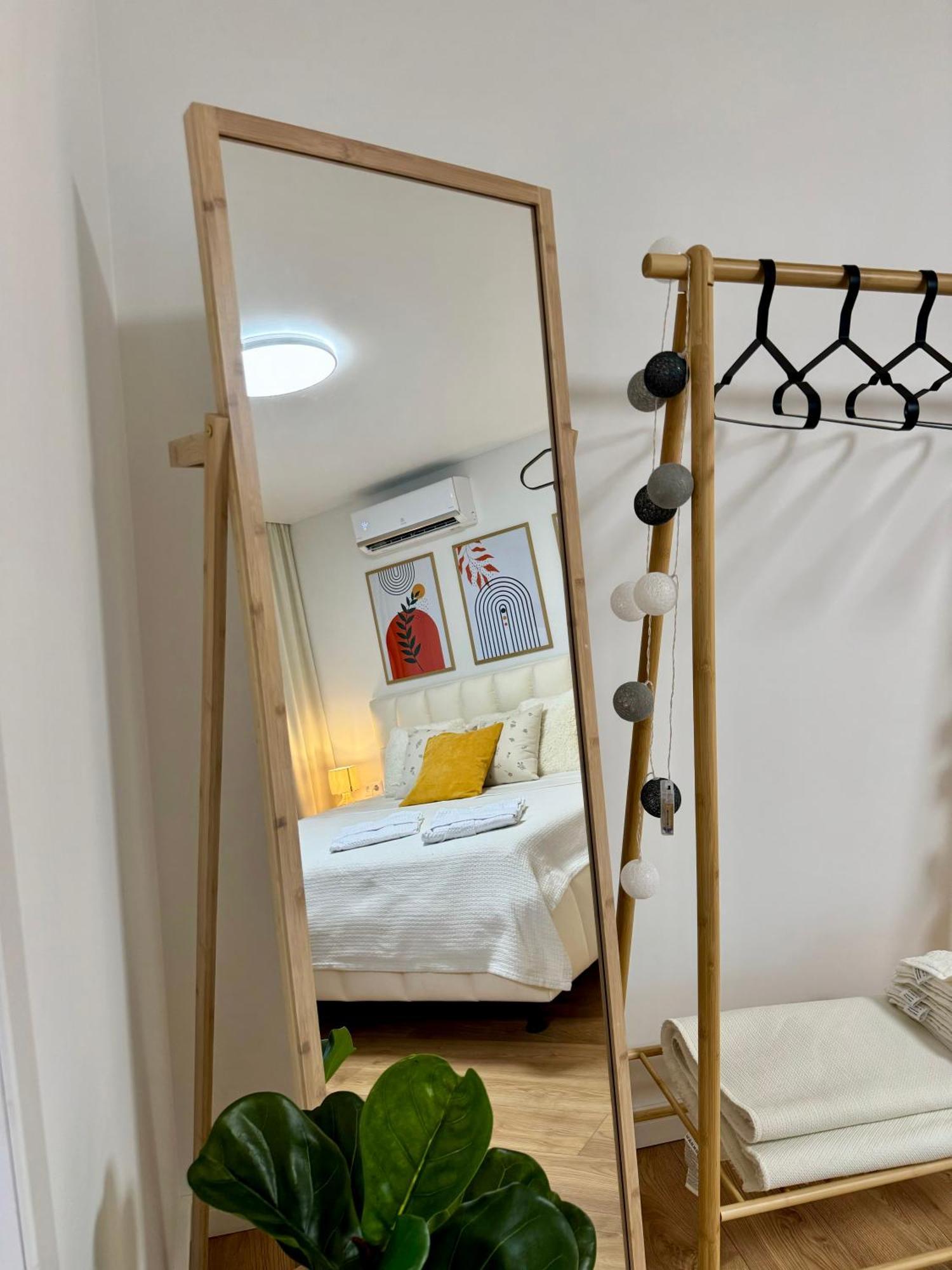 Filin With King Size Bed Appartement